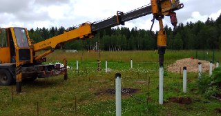 Закручивание винтовых свай в Саяногорск. Аренда машины для закручивания свай цена от 2896 руб